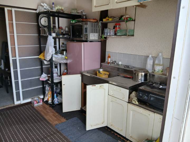 作業前　家財や日用品が残った室内